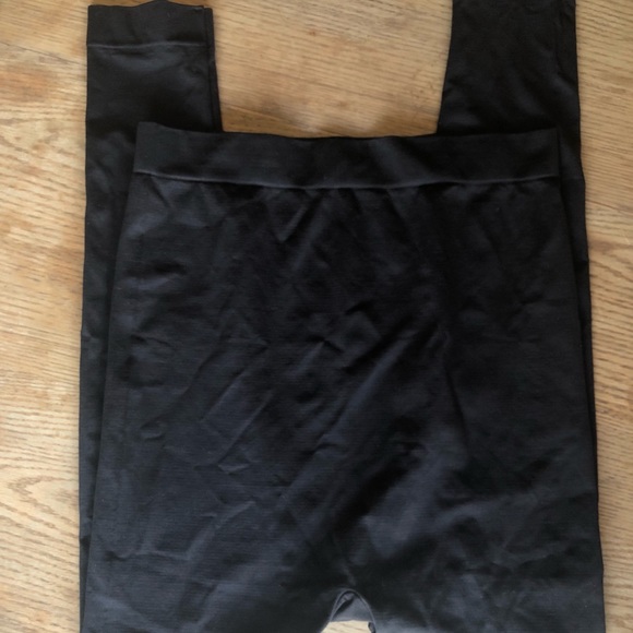 Black Seamless Maternity Leggings - Picture 2 of 2